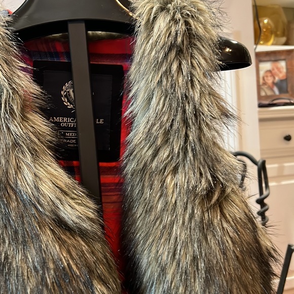 American Eagle faux fur vest medium - Picture 3 of 4